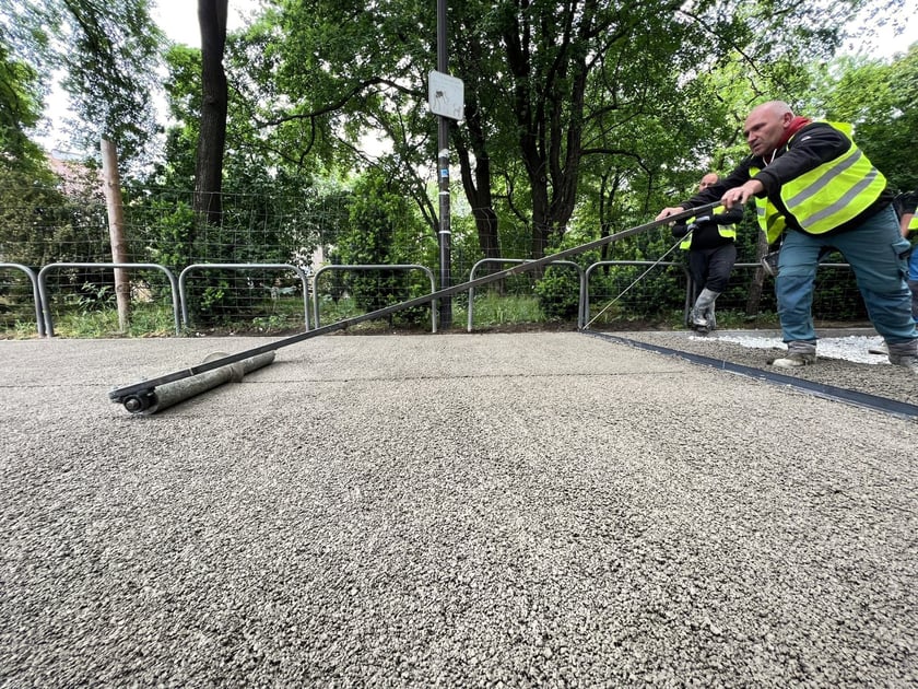 Na pl. Staszica, przy parku, po raz pierwszy we Wrocławiu układany jest beton jamisty - taki, który przepuszcza wodę. Dzięki zastosowaniu tej technologii, drzewa i rośliny będą nawadniane wodami opadowymi, a rowerzyści będą wygodnie jeździć.