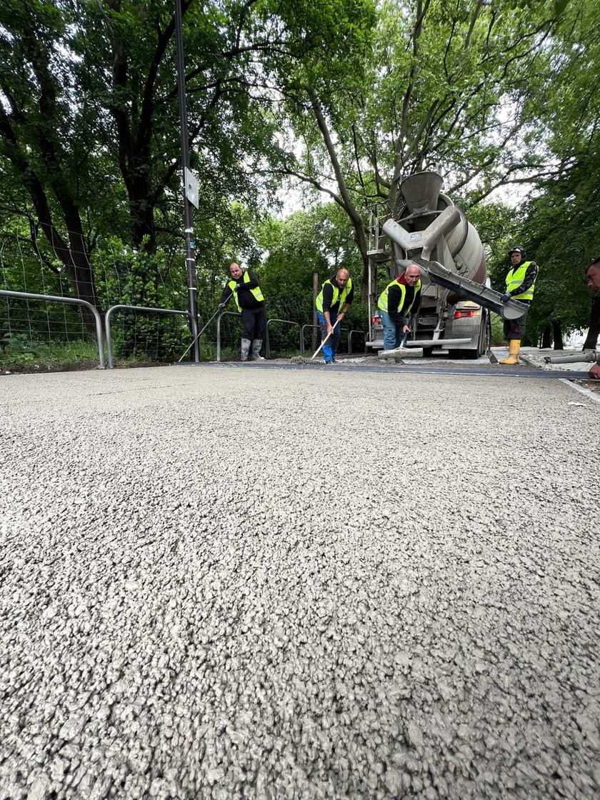 Na pl. Staszica, przy parku, po raz pierwszy we Wrocławiu układany jest beton jamisty - taki, który przepuszcza wodę. Dzięki zastosowaniu tej technologii, drzewa i rośliny będą nawadniane wodami opadowymi, a rowerzyści będą wygodnie jeździć.
