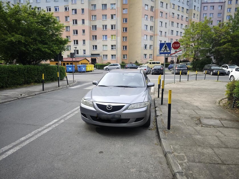 Za takie parkowanie Straż Miejska Wrocławia wypisuje mandaty - samoch&oacute;d zaparkowany na pasie ruchu