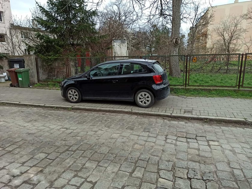 Za takie parkowanie Straż Miejska Wrocławia wypisuje mandaty - samoch&oacute;d zaparkowany na chodniku