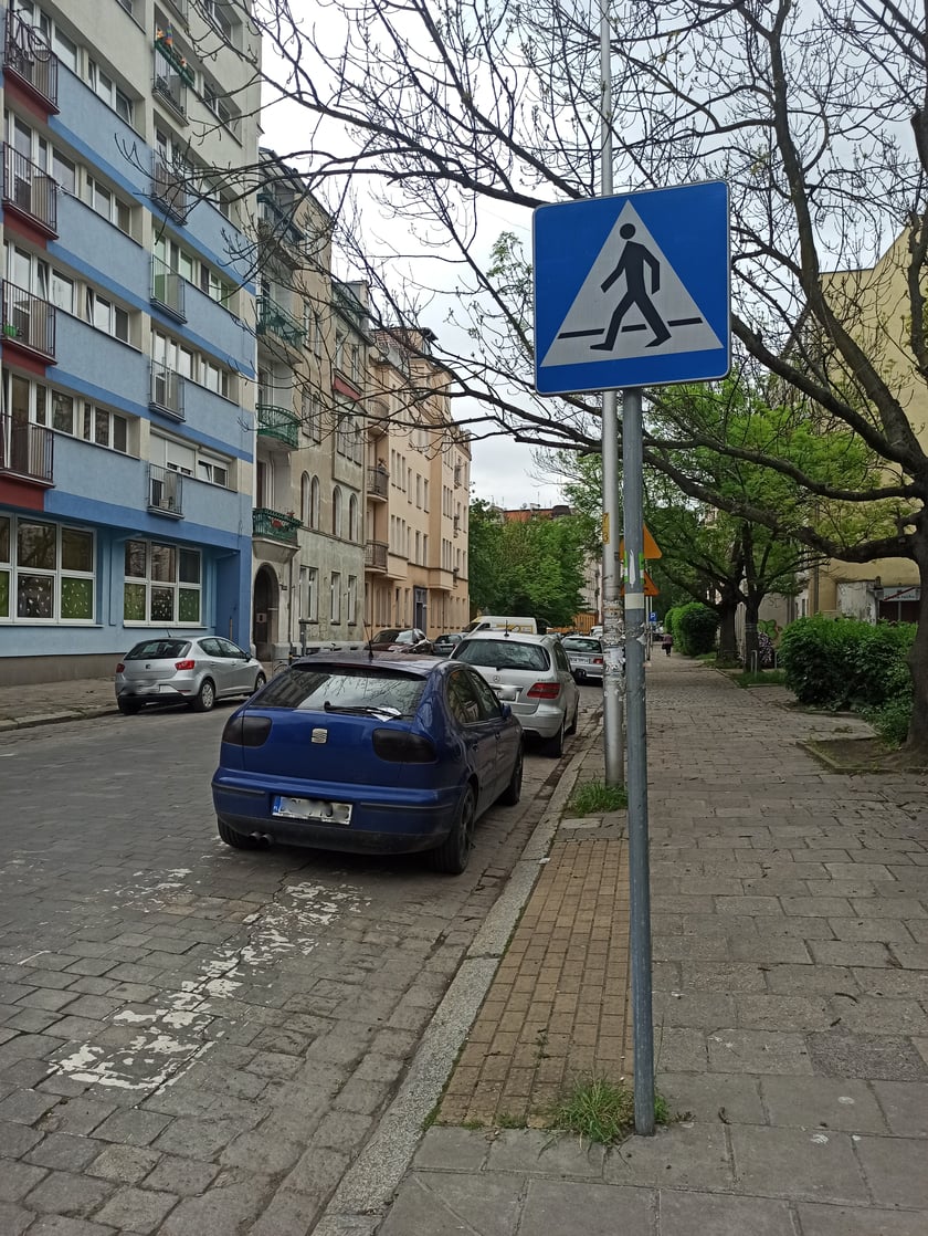 Nieprawidłowo zaparkowane samochody