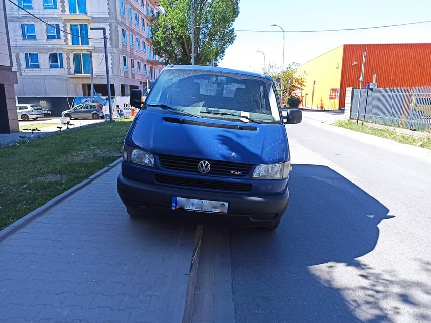 Nieprawidłowo zaparkowane samochody - na chodniku nieprzekraczającym 1,5 metra