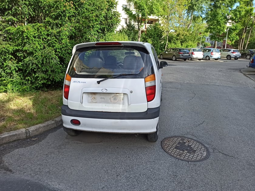 Niezgodnie z prawem zaparkowane samochody