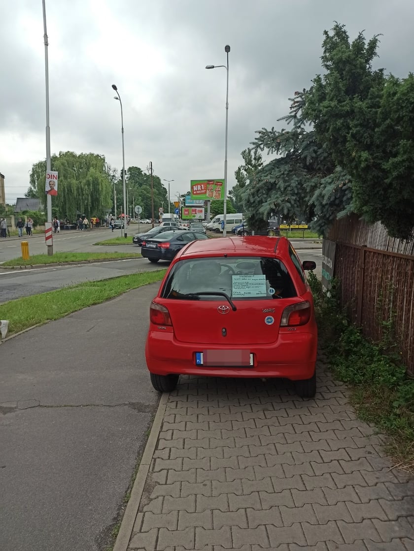 Przykład niezgodnego z prawem parkowania