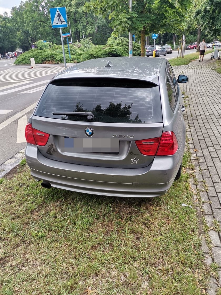 Przykład niezgodnego z prawem parkowania