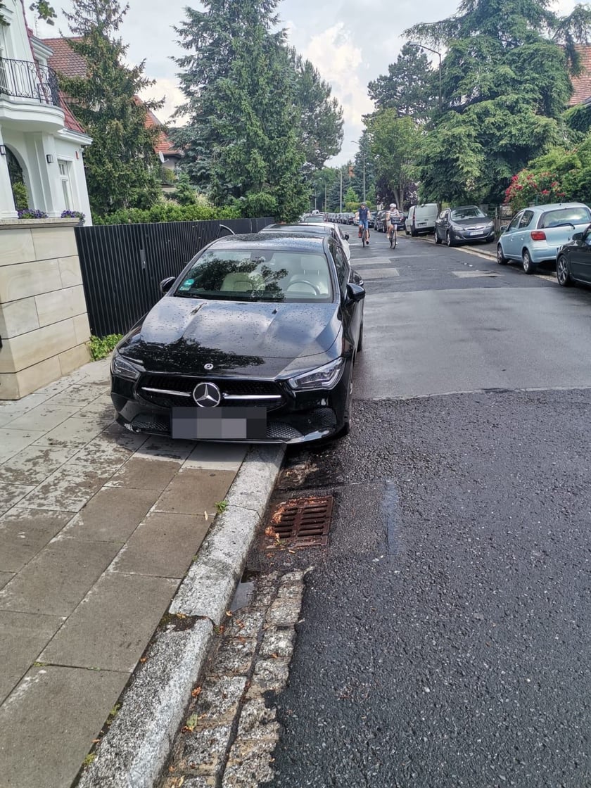 Przykład niezgodnego z prawem parkowania