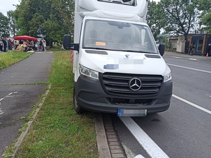Przykład niezgodnego z prawem parkowania