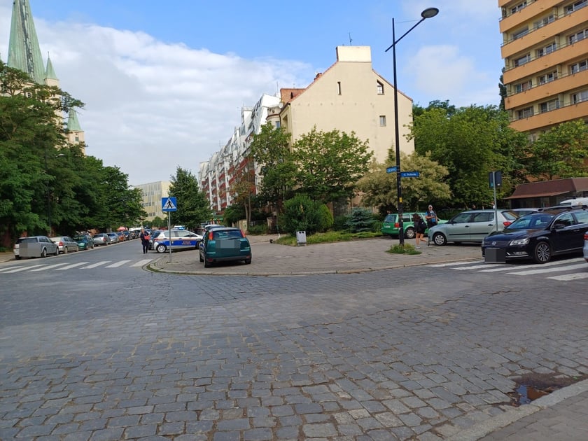 Przykład niezgodnego z prawem parkowania
