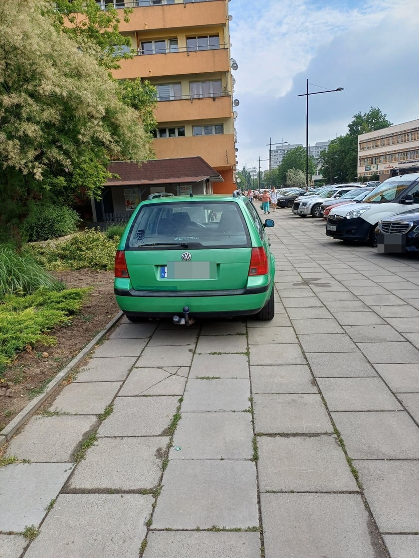 Przykład niezgodnego z prawem parkowania