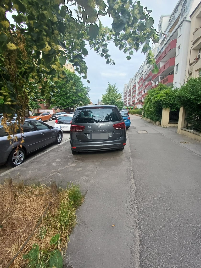 Przykład niezgodnego z prawem parkowania