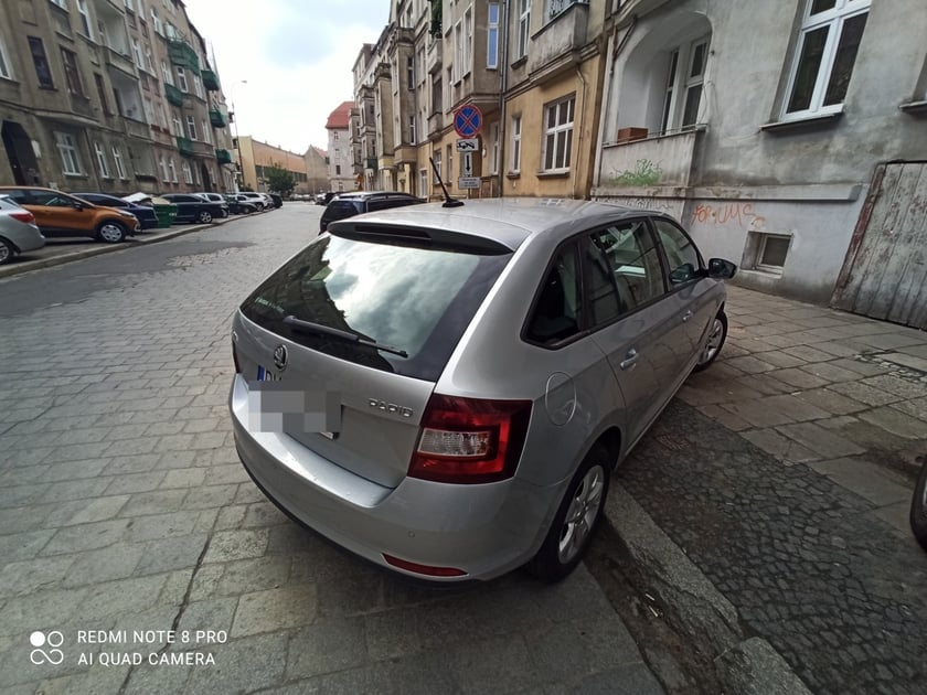 Przykład niezgodnego z prawem parkowania