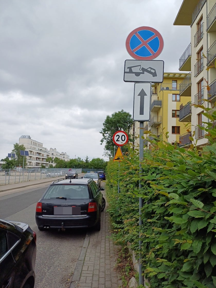 Przykłady niezgodnego z prawem parkowania. Zdjęcia wykonane podczas kontroli Straży Miejskiej Wrocławia między 3 a 9 czerwca
