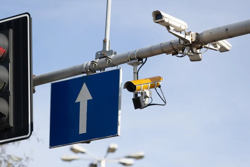 CANARD Red Light. Ż&oacute;łte kamery na skrzyżowaniach i przejazdach kolejowych
&nbsp;
W ramach systemu CANARD na skrzyżowaniach i przed przejazdami kolejowymi montowane są charakterystyczne ż&oacute;łte kamery. Urządzenia, w ramach systemu Red Light automatycznie rejestrują samochody przejeżdżające na czerwonym świetle.