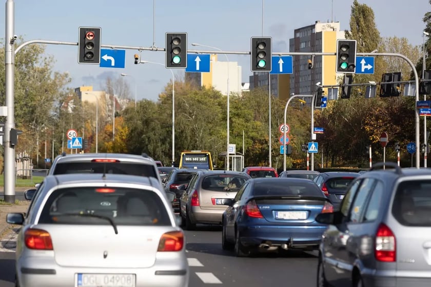 Ż&oacute;łte kamery CANARD RedLight
System RedLight na przejeździe kolejowo-drogowym na ul. Szczecińskiej zarejestrował od 15.09.2023 r. - 2 117 naruszeń niezastosowania się do czerwonego światła, natomiast na ul. Średzkiej od 13.07.2023 r. - 2 909 naruszeń.
System RedLight działający od 05.04.2023 r. do 29.11.2023 r. na skrzyżowaniu Gądowianka-Na Ostatnim Groszu-Bystrzycka zarejestrował 12 588 naruszeń.