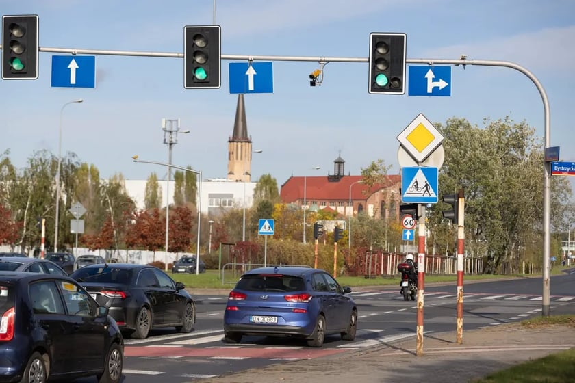 Ż&oacute;łte kamery we Wrocławiu. Jak działa system CANARD i RedLight
&nbsp;
Oprogramowanie systemu zostało tak skonfigurowane, aby rejestrowane były wyłącznie pojazdy wjeżdżające za sygnalizator w&oacute;wczas, gdy nadawany jest sygnał czerwony.
Należy zaznaczyć, że wjazd za sygnalizator nadający sygnał czerwony jest zabroniony od chwili jego włączenia, urządzenia uwzględnia oczywiście czas reakcji kierującego i obowiązuje do końca jego nadawania.