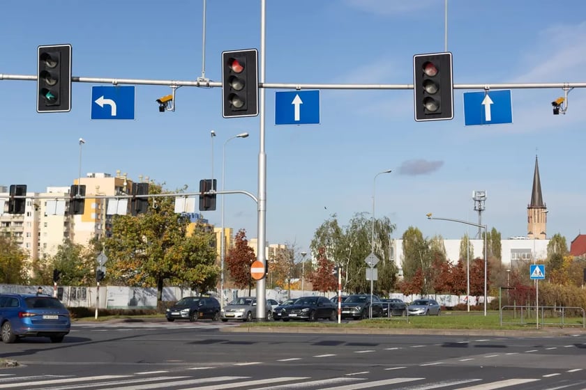 Jak działa system RedLight CANRAD i ż&oacute;łte kamery
Rzecznik prasowa GITD wyjaśnia, że działanie tego rodzaju urządzeń jest zbliżone do działania monitoringu wizyjnego.

Obraz zarejestrowany przez kamery na podstawie oprogramowania urządzenia, dostarcza informacji o ewentualnym przejeździe pojazdu w chwili, gdy na sygnalizatorze nadawany jest sygnał czerwony.
Urządzenia nie są podłączone do sterownika sygnalizacji świetlnej.
Działają z wykorzystaniem wideodetekcji i na jej podstawie odczytywany jest aktualnie wyświetlany sygnał oraz następuje rejestracja przebiegu zdarzenia zar&oacute;wno w postaci materiału filmowego, jak i dokumentacji fotograficznej.
System umożliwia identyfikację kierującego oraz pojazdu, chwili popełnienia naruszenia i parametr&oacute;w typu: czas i miejsce popełnionego wykroczenia oraz czas trwania czerwonego światła.
