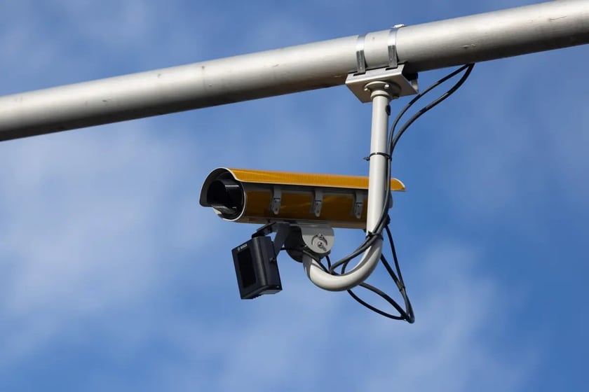 Ż&oacute;łte kamery łapią kierowc&oacute;w
We Wrocławiu rekordy bije skrzyżowanie ulic Bystrzycka - Na Ostatnim Groszu - estakada Gądowianka.
Kamery CANARD i system Red Light są tam od 5 kwietnia 2023 roku. Tylko w kwietniu &bdquo;złapano&rdquo; aż 4 385 kierowc&oacute;w.
Do tego roku mandaty otrzymało 12,5 tys. kierowc&oacute;w na 38 tys. wszystkich w całej Polsce. Z 40 urządzeń w Polsce jedno, wrocławskie, wypracowało jedną trzecią mandat&oacute;w.