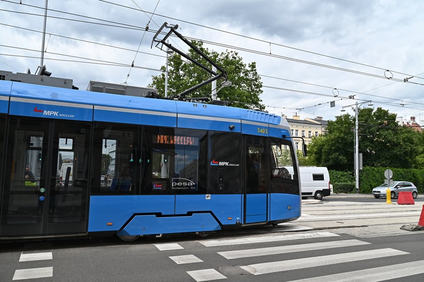 Przejazdy próbne tramwajów przez ul. Pomorską.