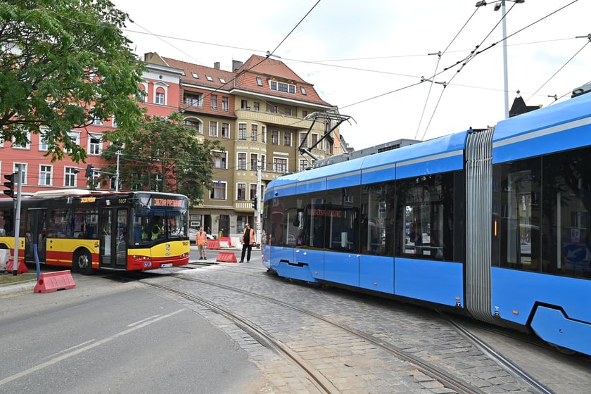 Przejazdy próbne tramwajów przez ul. Pomorską.