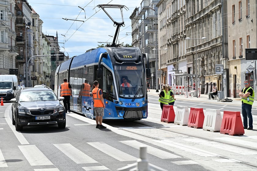 Przejazdy próbne tramwajów przez ul. Pomorską.