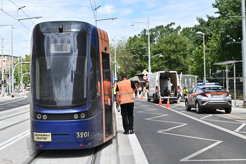 Przejazdy próbne tramwajów przez ul. Pomorską.