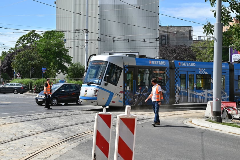 Szlak przetarła Skoda 19T wjeżdżając w Pomorską z Dubois od strony mostu Mieszczańskiego.