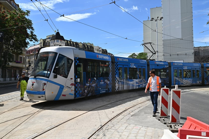 Przejazdy próbne tramwajów przez ul. Pomorską.