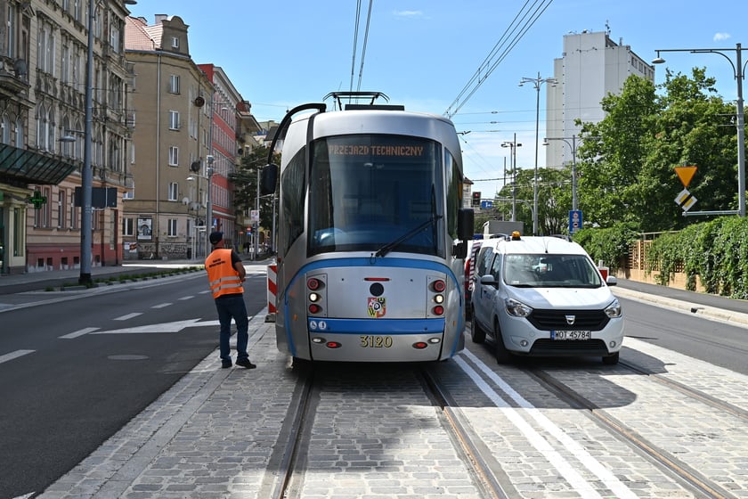 Przejazdy próbne tramwajów przez ul. Pomorską.