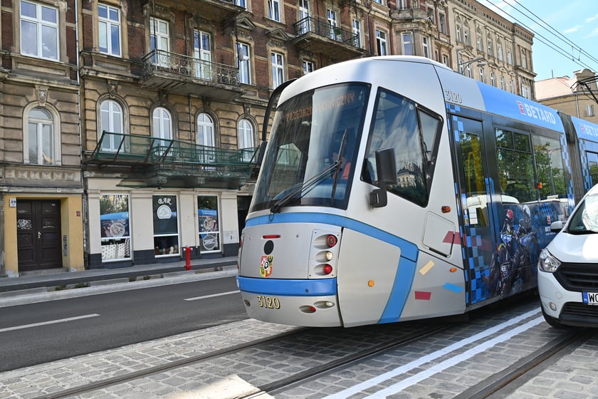 Przejazdy próbne tramwajów przez ul. Pomorską.