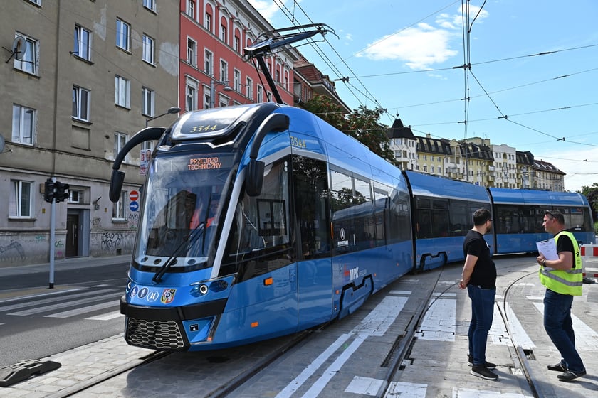 Przejazdy próbne tramwajów przez ul. Pomorską.