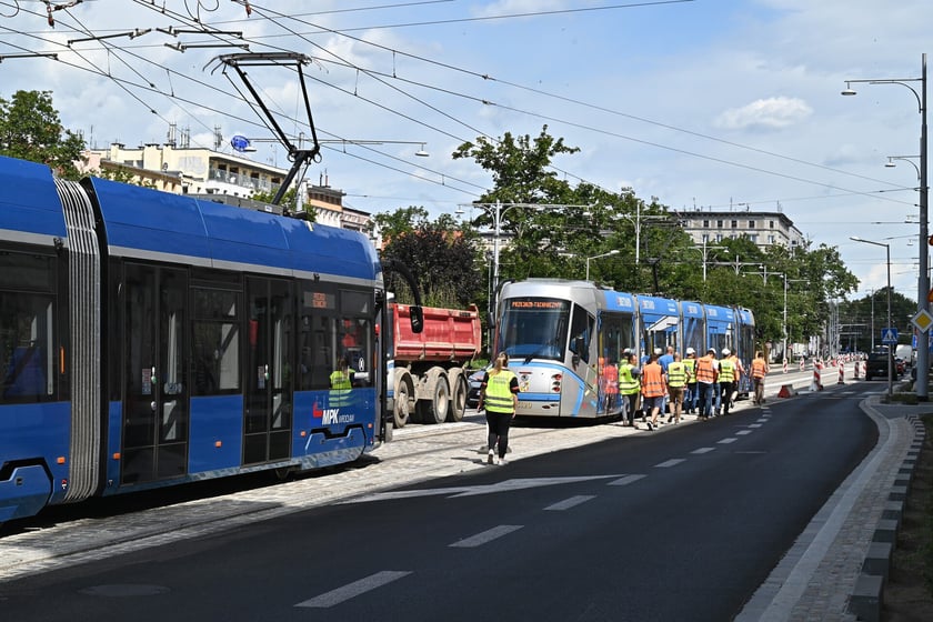 Przejazdy próbne tramwajów przez ul. Pomorską.