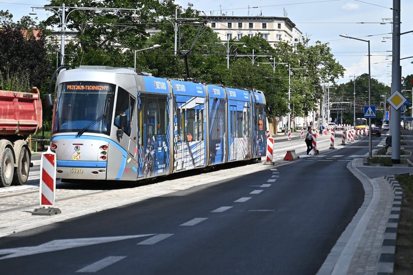 Przejazdy próbne tramwajów przez ul. Pomorską.