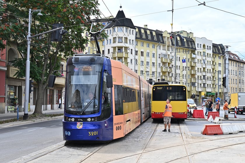 Przejazdy próbne tramwajów przez ul. Pomorską.