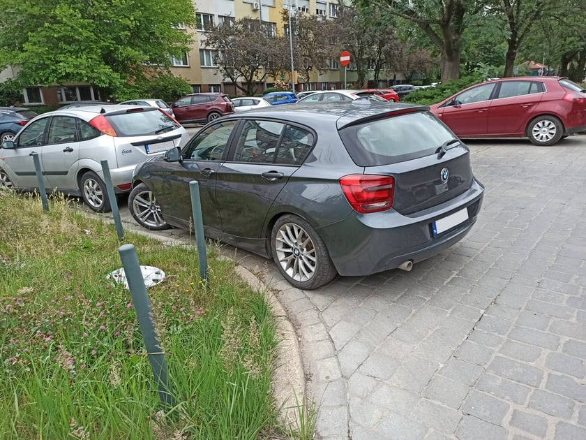 Nieprawidłowo zaparkowany pojazd