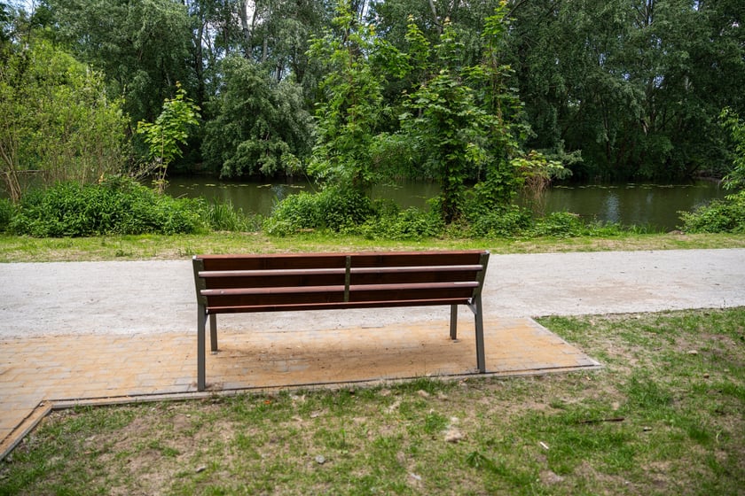 Nowa trasa pieszo-rowerowa wzdłuż Oławy łącząca most Rakowiecki z kładką Siedlecką.