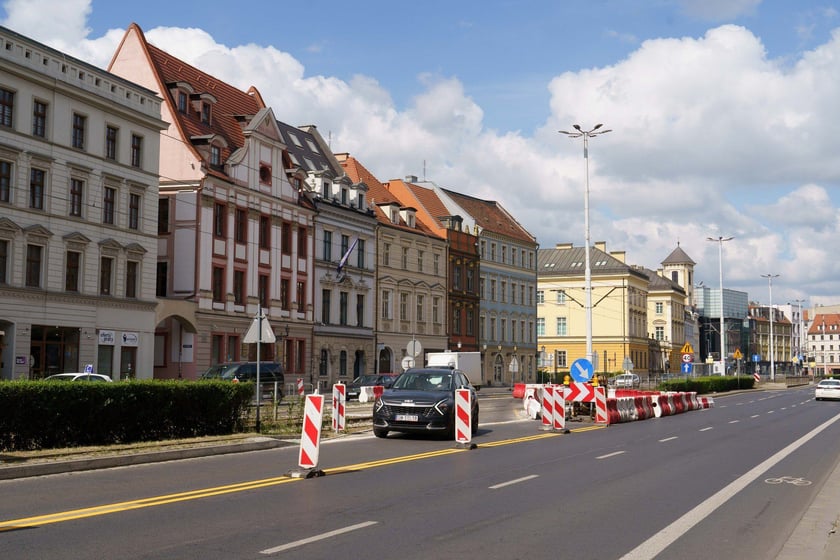 Na ul. Kazimierza Wielkiego MPK wymienia część torowiska oraz rozjazdy w kierunku ul. Szewskiej i Widok.