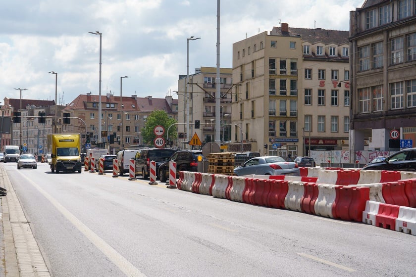 Na ul. Kazimierza Wielkiego MPK wymienia część torowiska oraz rozjazdy w kierunku ul. Szewskiej i Widok.