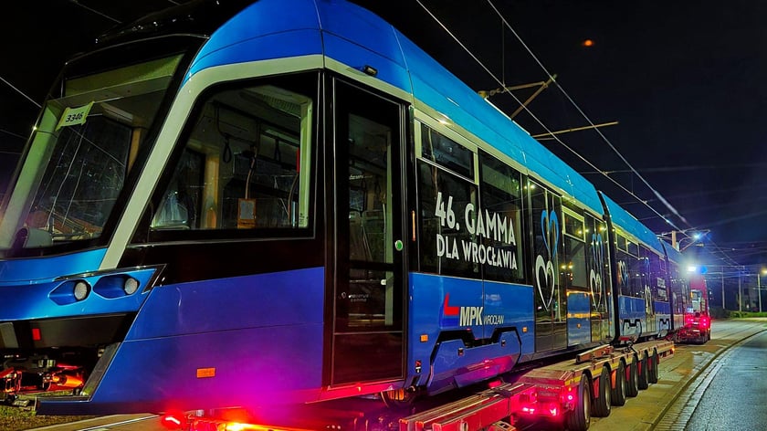 Powitanie 46. Moderusa Gammy. Na zajezdnię Borek przybyli miłośnicy komunikacji miejskiej. Na tej dostawie kończy się kontrakt z Modertrans Poznań na dostawę tramwajów.