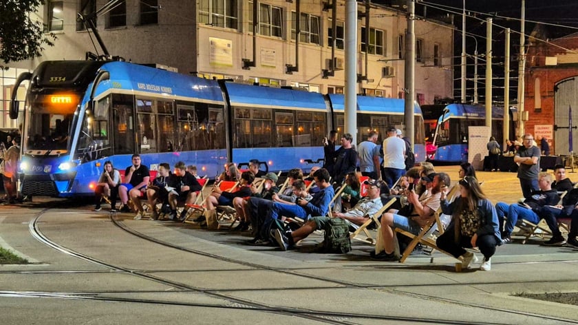 Powitanie 46. Moderusa Gammy. Na zajezdnię Borek przybyli miłośnicy komunikacji miejskiej. Na tej dostawie kończy się kontrakt z Modertrans Poznań na dostawę tramwajów.