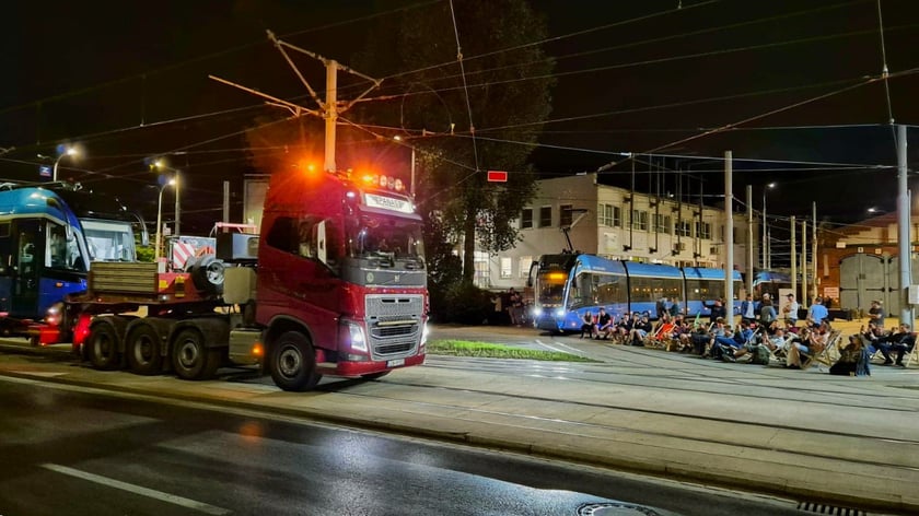 Powitanie 46. Moderusa Gammy. Na zajezdnię Borek przybyli miłośnicy komunikacji miejskiej. Na tej dostawie kończy się kontrakt z Modertrans Poznań na dostawę tramwajów.