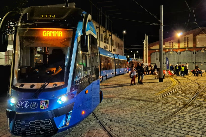 Powitanie 46. Moderusa Gammy. Na zajezdnię Borek przybyli miłośnicy komunikacji miejskiej. Na tej dostawie kończy się kontrakt z Modertrans Poznań na dostawę tramwajów.