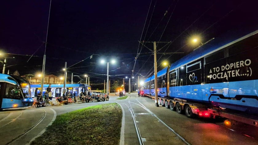 Powitanie 46. Moderusa Gammy. Na zajezdnię Borek przybyli miłośnicy komunikacji miejskiej. Na tej dostawie kończy się kontrakt z Modertrans Poznań na dostawę tramwajów.