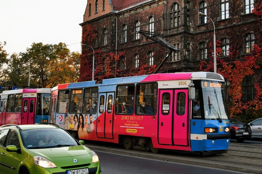 W barwach MPK Wrocław wciąż jeździ około 80 Konstali serii 105 (105Na, 105NWr i 105 NWrAs) wyprodukowanych w latach 1975-1991.
