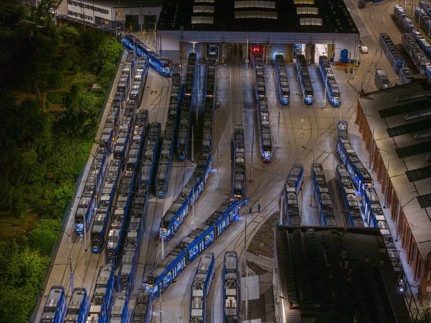 Kilkadziesiąt tramwajów stacjonujących na zajezdni Borek.