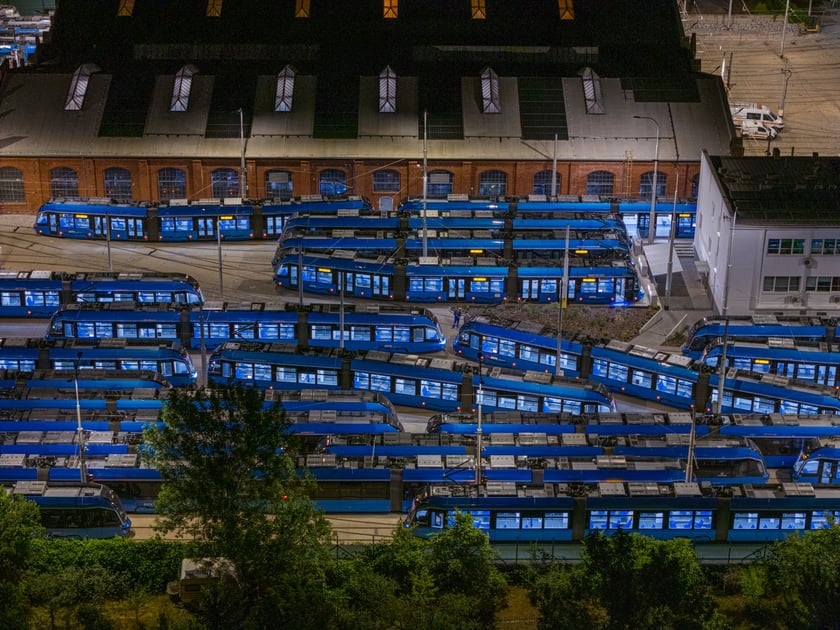 Kilkadziesiąt tramwajów stacjonujących na zajezdni Borek.