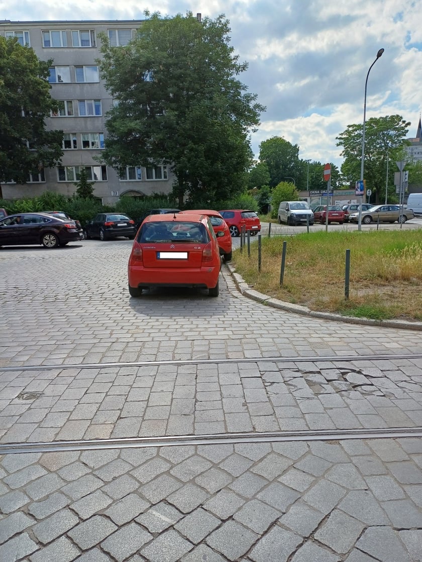 Przykłady nieprawidłowego parkowania