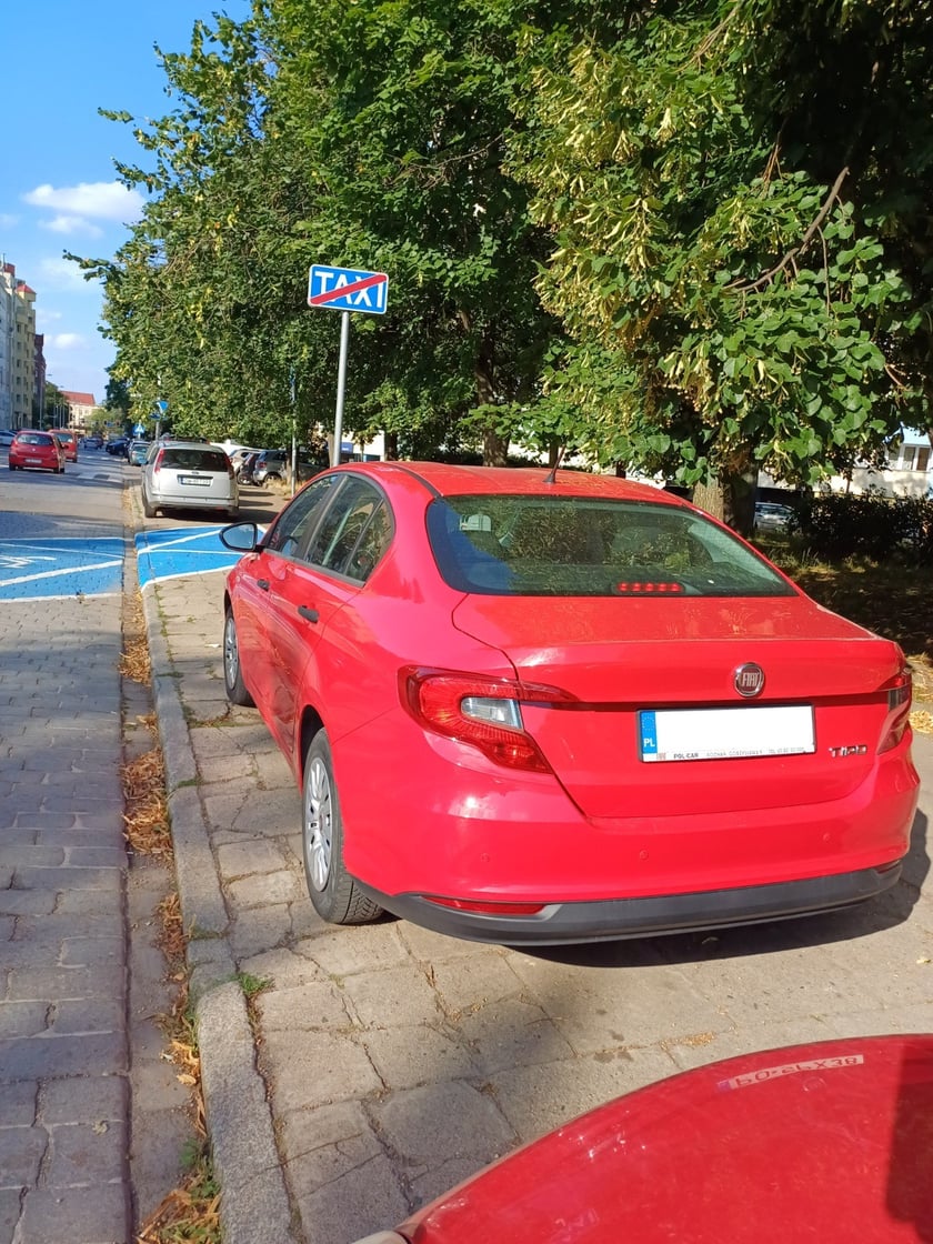 Przykłady nieprawidłowego parkowania
