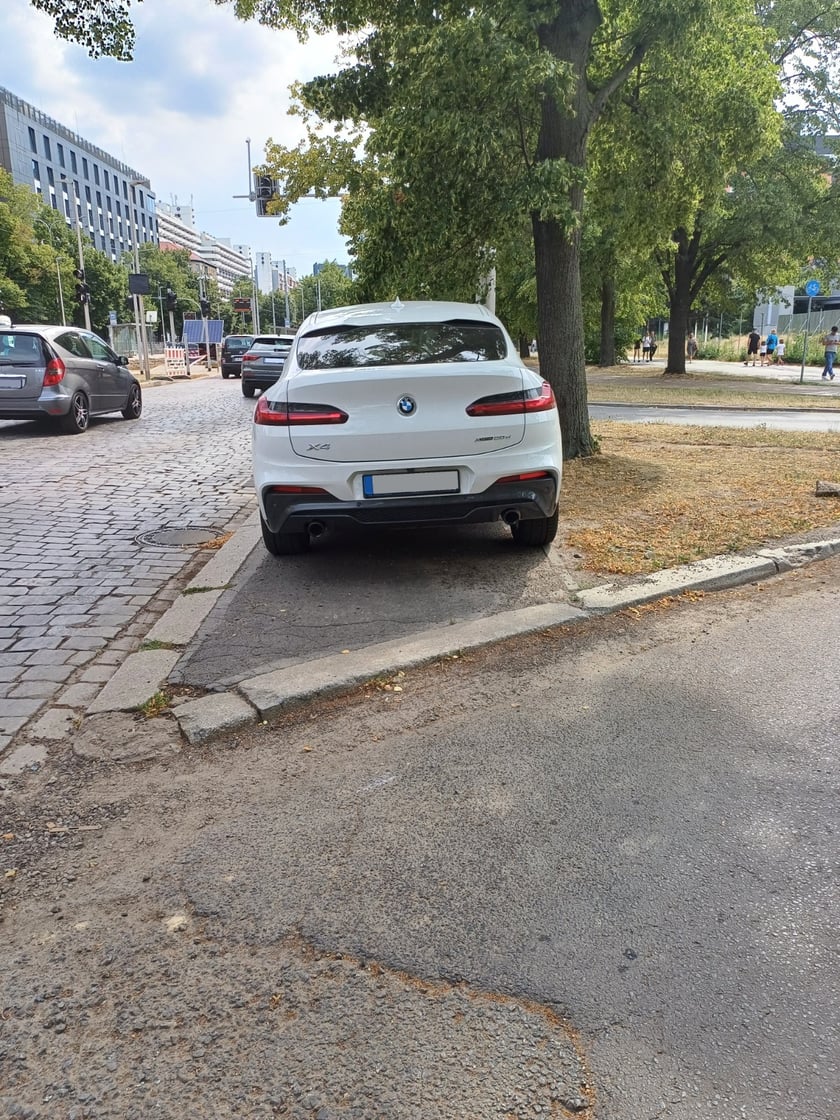 Przykłady nieprawidłowego parkowania