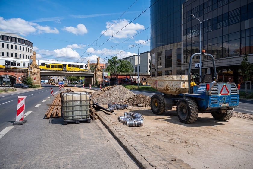 Torywolucja na ulicy Powstańców Śląskich. Po czterech tygodniach szyny czekają na ułożenie