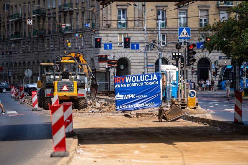 Torywolucja na ulicy Powstańców Śląskich. Po czterech tygodniach szyny czekają na ułożenie